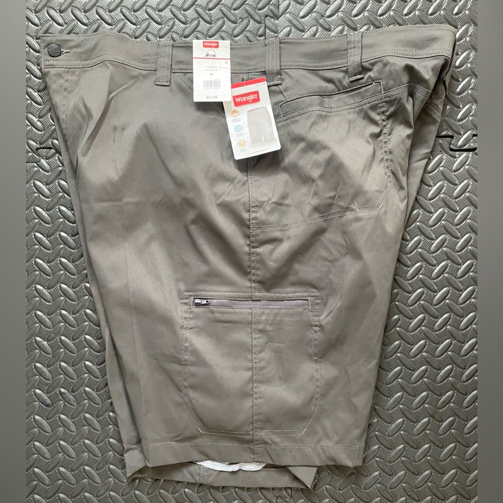 NWT Wrangler Men’s Outdoor Performance Zip Cargo Shorts Size 46 Smoke
